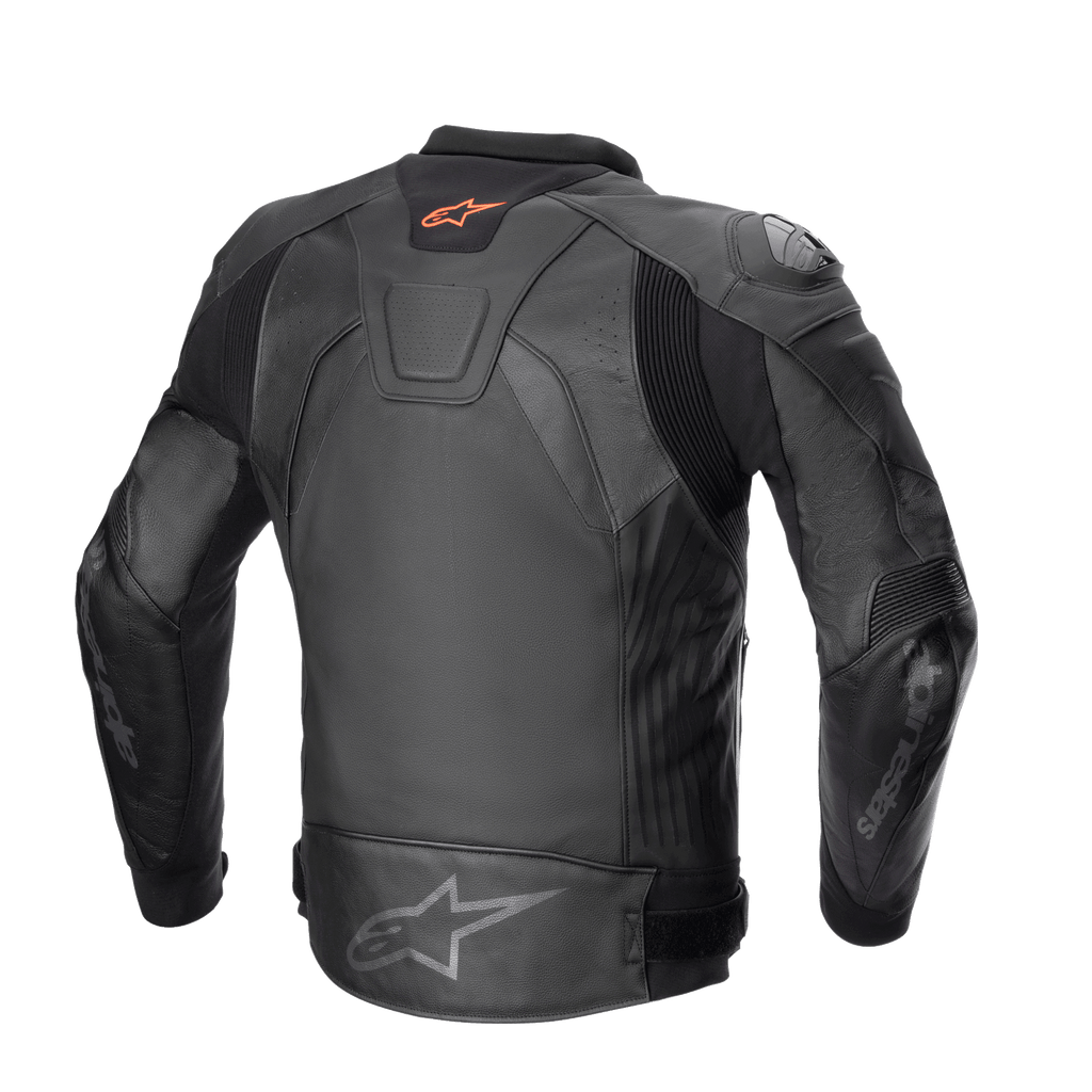 Blouson en cuir Alpinestars GP Plus V4, blouson de moto sport, Noir/Noir, vue arrière présentant un logo Astar rouge sur la nuque, un logo Astar gris au bas du dos, fabrication en cuir de bovin avec panneaux extensibles A-CS™ Plus