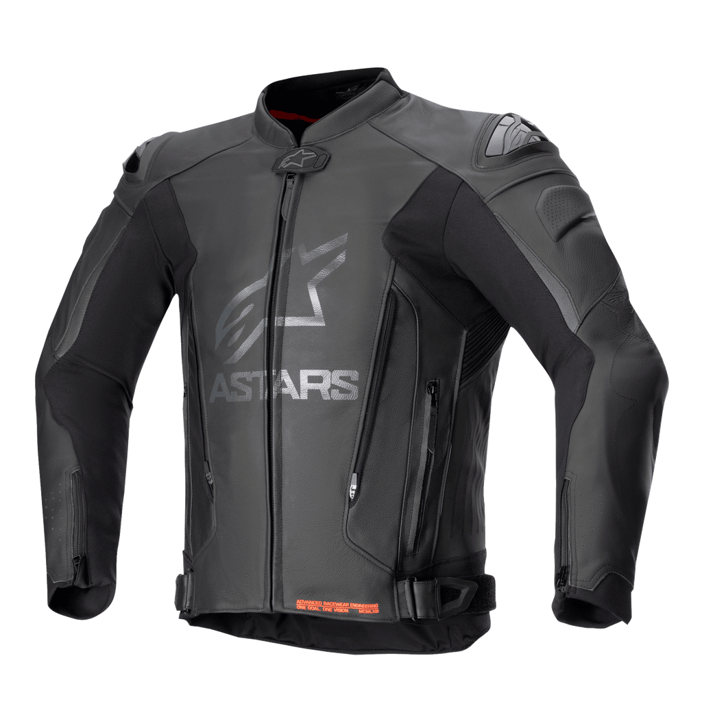 Blouson en cuir Alpinestars GP Plus V4, blouson de course de moto noir avec logo ASTARS argenté sur la poitrine, fermeture éclair frontale, sliders d'épaule DFS externes, fermetures éclair de ventilation à l'abdomen, sangles de taille réglables, accents rouges à l'intérieur du col, cuir premium et construction stretch technique