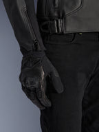 Alpinestars GP Plus V4 Leather Jacket, blouson de moto sport, noir, vue détaillée du réglage de la taille et de la fermeture éclair de la manche, porté avec des gants de moto noirs, équipement de conduite professionnel et élégant