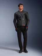 Alpinestars GP Plus R V4 Airflow Lederjacke, Schwarz, getragen von einem männlichen Model mit passenden schwarzen Handschuhen und Hosen, mit perforierten Lederbahnen, großem tonalen Stern-Logo auf der Brust und schlanker sportlicher Passform