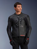 Alpinestars GP Plus R V4 Airflow Lederjacke, Schwarz, Motorrad-Rennjacke mit perforierter Lederkonstruktion, markantem ASTARS-Branding auf der Brust und DFS-Schulterschutz, getragen mit schwarz-roten Handschuhen