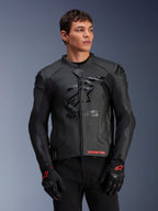 Alpinestars GP Plus R V4 Airflow Lederjacke, Schwarz, Motorrad-Rennjacke mit perforierter Lederkonstruktion, markantem ASTARS-Branding auf der Brust und DFS-Schulterschutz, getragen mit schwarz-roten Handschuhen