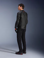 Alpinestars GP Plus R V4 Airflow Lederjacke, Sport-Motorradjacke für Herren, Komplett in Schwarz, Dreiviertel-Rückansicht an einem Model, mit perforierten Lederbahnen, rotem Logo auf dem Rücken und integriertem Schulterschutz, getragen mit schwarzer Hose und Motorradschuhen