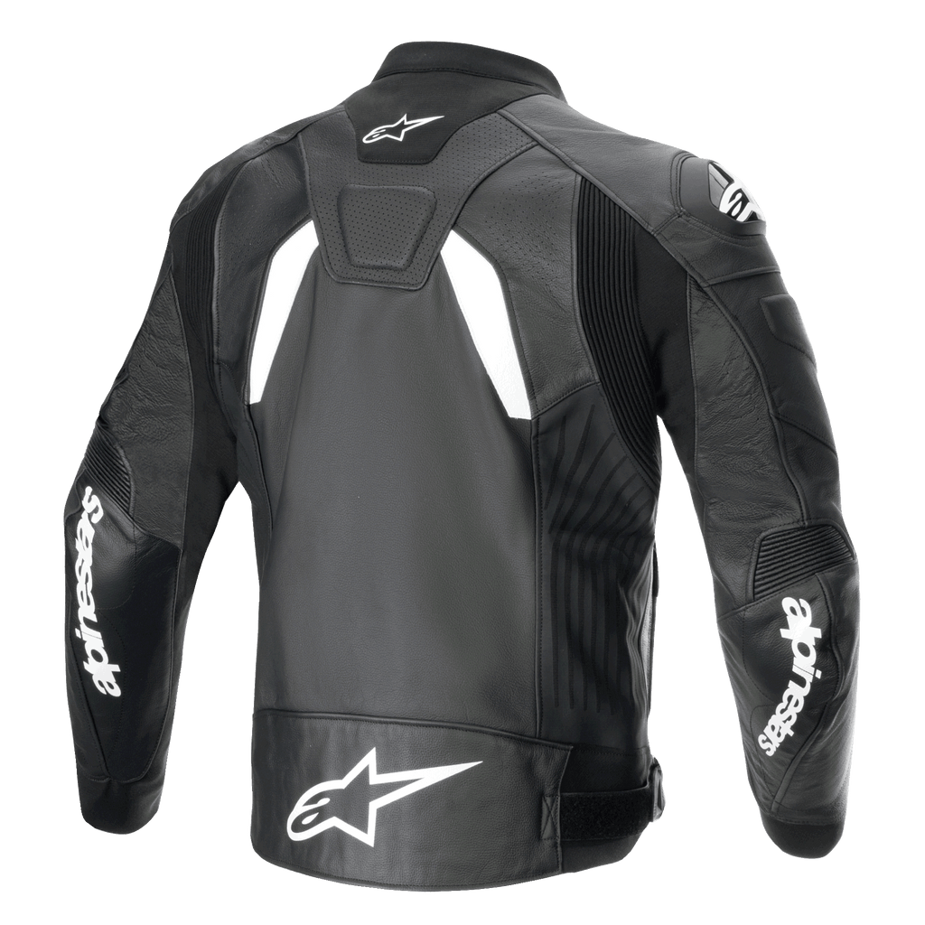 Alpinestars GP Plus R V4 Airflow Lederjacke, Rückansicht, Schwarz und Weiß, mit perforiertem Leder für Belüftung, weißen Alpinestars-Logos auf den Ärmeln und am unteren Rücken sowie integrierten Stretch-Paneelen für Performance-Riding.