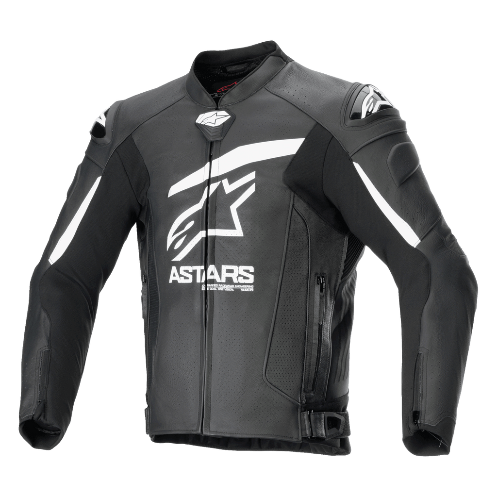 Alpinestars GP Plus R V4 Airflow Lederjacke, Schwarz und Weiß, Vorderansicht mit großem weißen Astars-Logo und Schriftzug auf der Brust, perforierte Lederbahnen für Luftzirkulation, DFS-Schulterschleifer, Reißverschlusstaschen und verstellbare Taillengurte, Premium-Leder-Motorradrennbekleidung