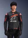 Alpinestars GP Plus R V4 Airflow Lederjacke, Schwarz mit Red Fluo und weißen Akzenten, von einem Modell getragen, perforierte Lederkonstruktion, großes weißes ASTARS-Logo auf der Brust, integrierter Schulterschutz für Motorradrennen