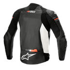 Alpinestars GP Force Airflow Leren Jas, achteraanzicht, zwart, wit en fluorood, geperforeerd lederen rugpaneel voor ventilatie, accordeon stretch-inzetstukken op de schouders en zijkanten, wit Alpinestars-logo op de onderrug, GP Force-branding op de bovenrug, sportieve motorkleding