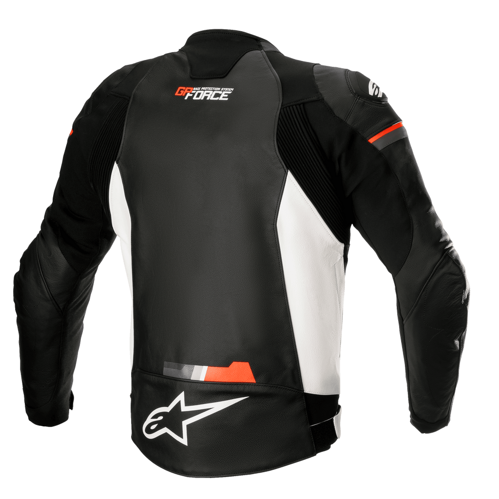 Alpinestars GP Force leren jas, leren motorjas, zwart wit en rood fluo, achteraanzicht met witte zijpanelen en fluorescerende rode accenten, GP Force en Alpinestars logo's, sportief leren ontwerp met accordeon stretchpanelen