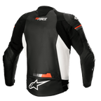 Alpinestars GP Force leren jas, leren motorjas, zwart wit en rood fluo, achteraanzicht met witte zijpanelen en fluorescerende rode accenten, GP Force en Alpinestars logo's, sportief leren ontwerp met accordeon stretchpanelen