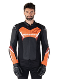 Alpinestars Faster V3 Lederjacke, Sport-Motorradjacke, Schwarz und Rot Fluo, getragen von einem männlichen Model mit schwarzen Motorradhandschuhen und -hosen, mit markantem Alpinestars-Branding auf Brust und Unterarmen, hochwertige Lederkonstruktion für den Straßeneinsatz.