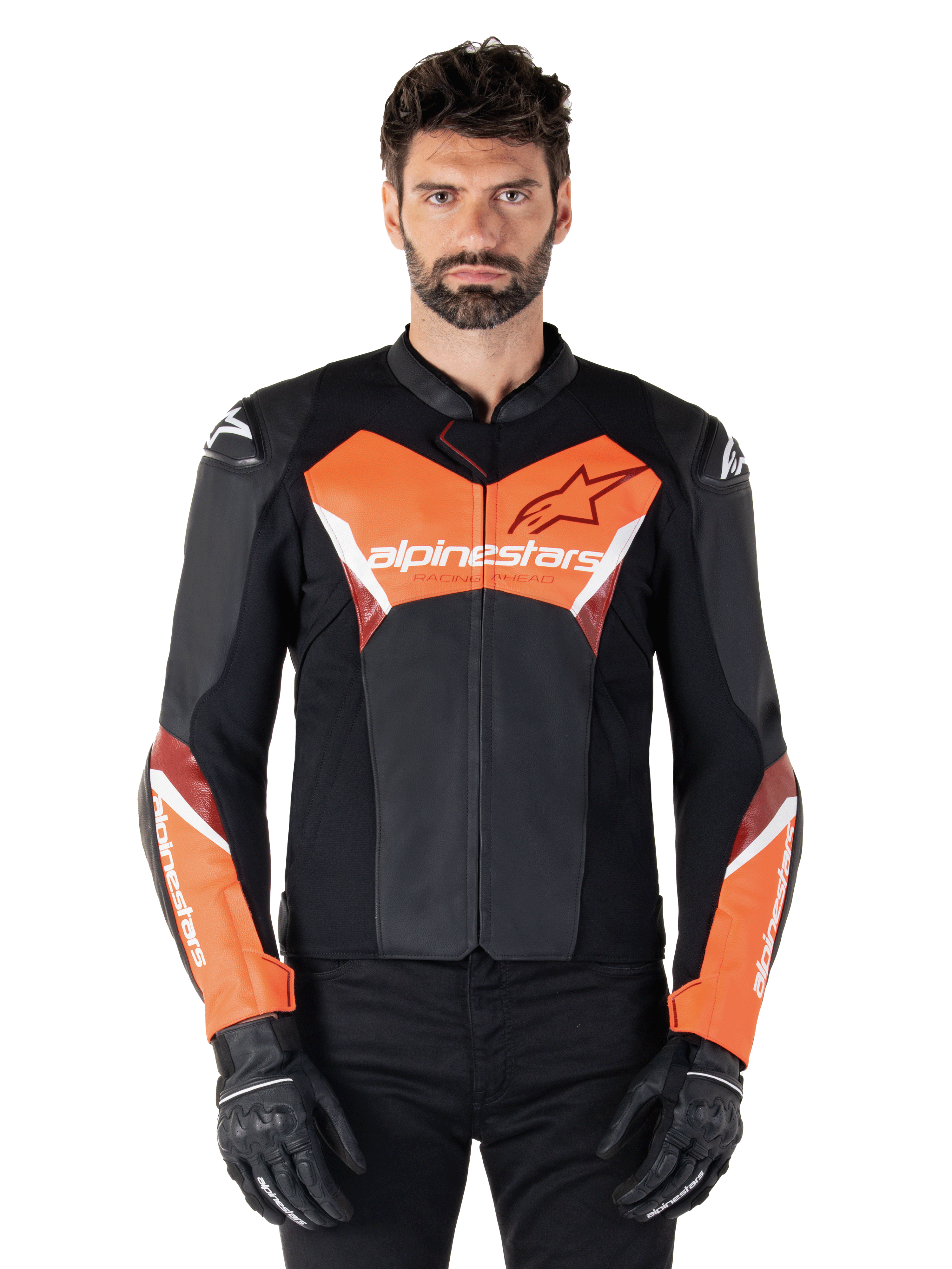 Alpinestars Faster V3 Lederjacke, Sport-Motorradjacke, Schwarz und Rot Fluo, getragen von einem männlichen Model mit schwarzen Motorradhandschuhen und -hosen, mit markantem Alpinestars-Branding auf Brust und Unterarmen, hochwertige Lederkonstruktion für den Straßeneinsatz.