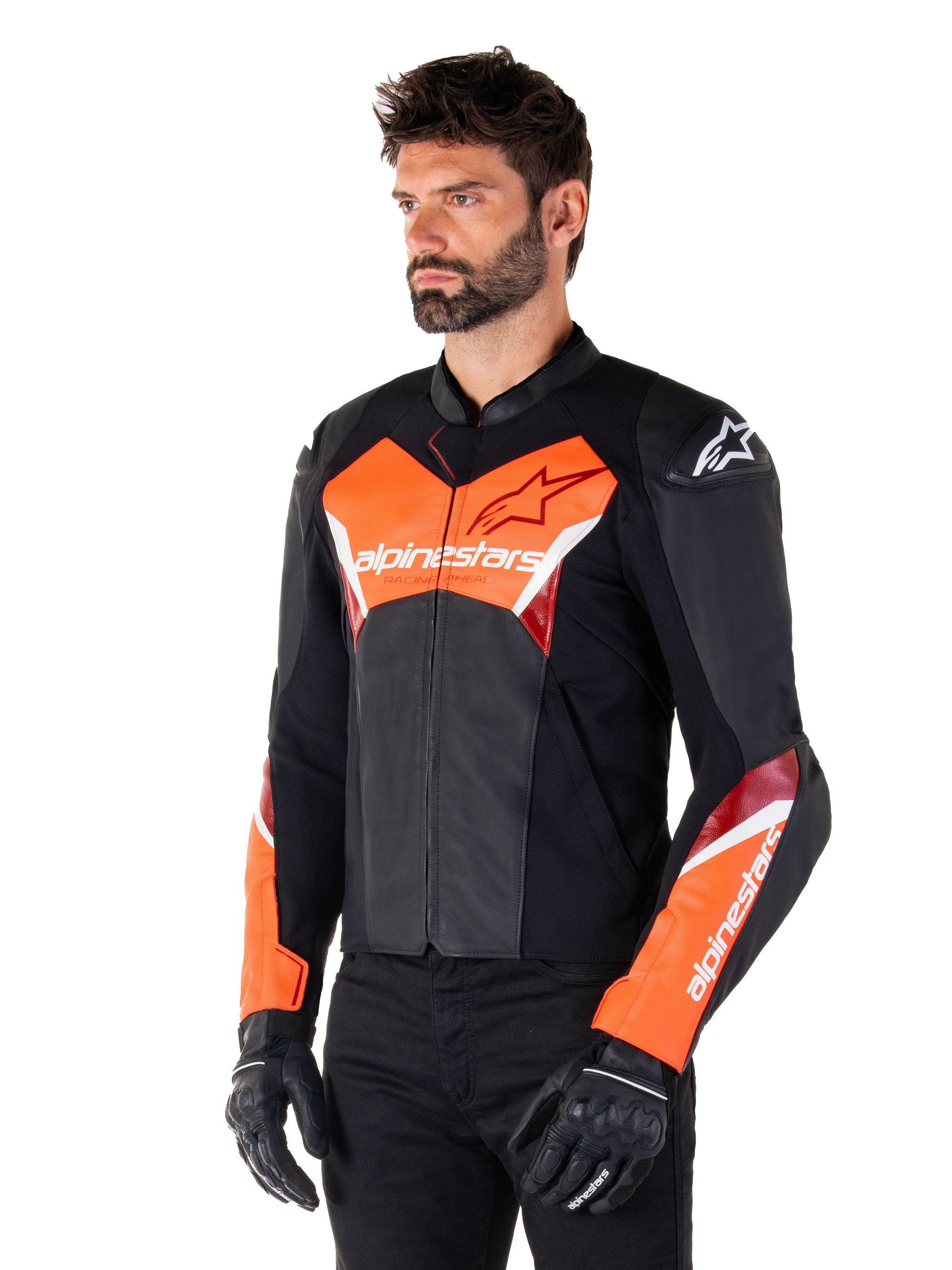 Alpinestars Faster V3 Leren Jas, zwart en fluo rood, premium sportief motorjack met witte en rode accenten, Alpinestars-branding op de borst en mouwen, gedragen met zwarte motorhandschoenen en broek.