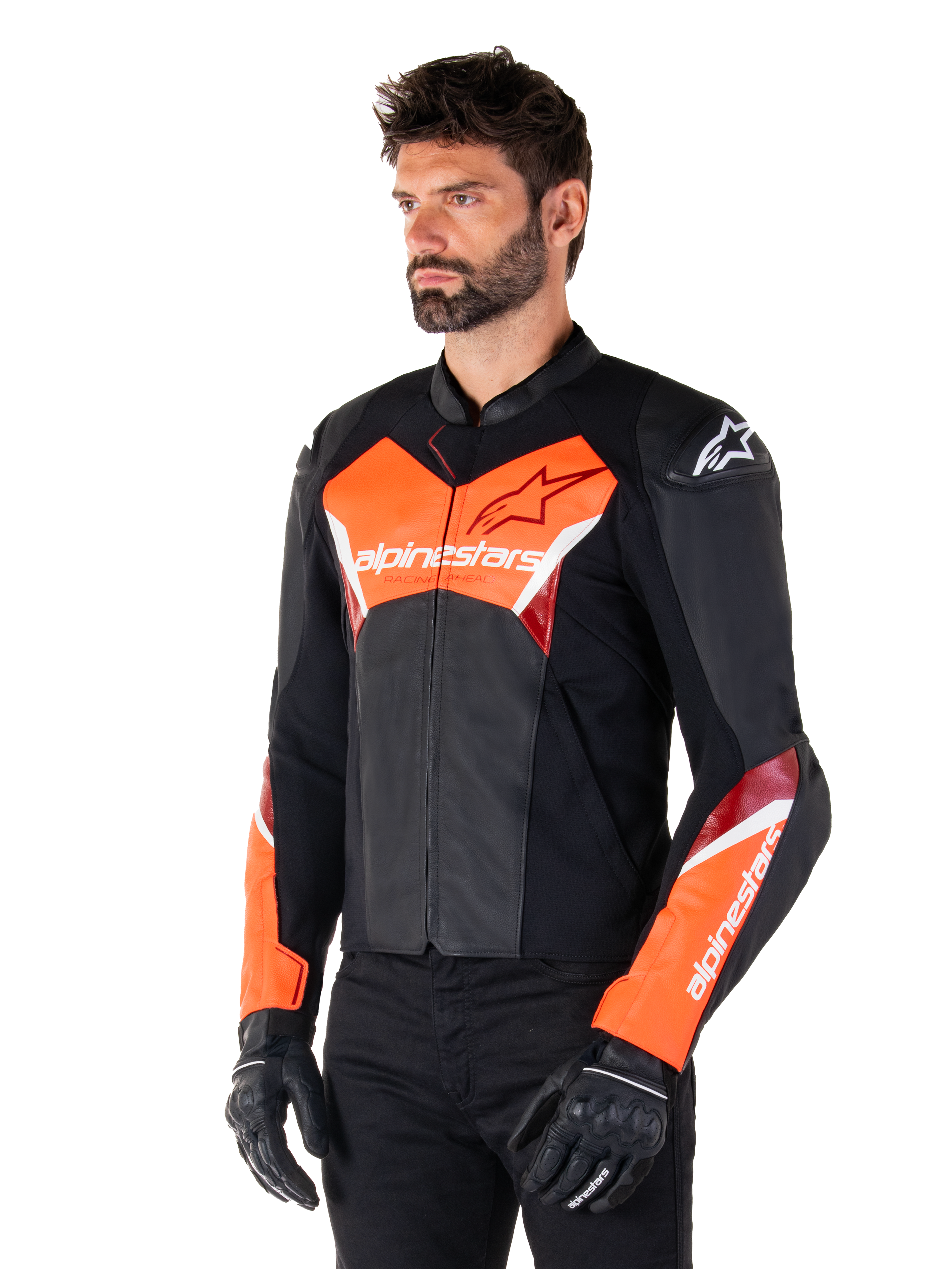 Alpinestars Faster V3 Lederjacke, Schwarz und Fluo-Rot, Premium-Sport-Motorradjacke mit weißen und roten Akzenten, Alpinestars-Branding auf Brust und Ärmeln, getragen mit schwarzen Motorradhandschuhen und Hosen.