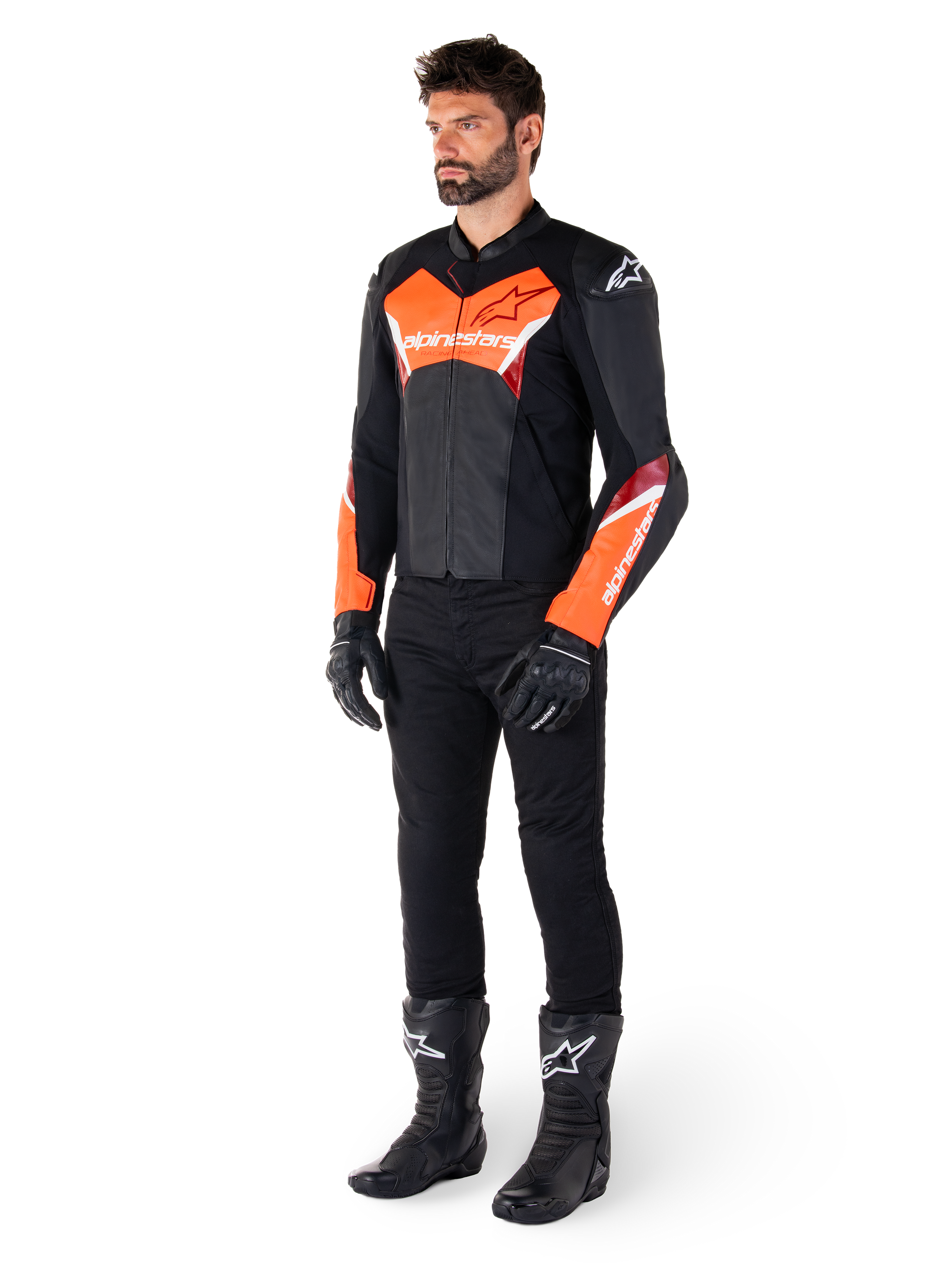 Mannelijke motorrijder die de Alpinestars Faster V3 Leren Jas draagt in Black Red Fluo, gecombineerd met een zwarte motorbroek, handschoenen en laarzen. De jas heeft een op de racerij geïnspireerd silhouet met opvallende fluorescerend rode accenten op de borst en mouwen, witte Alpinestars-branding en een hoogwaardige lederen constructie.
