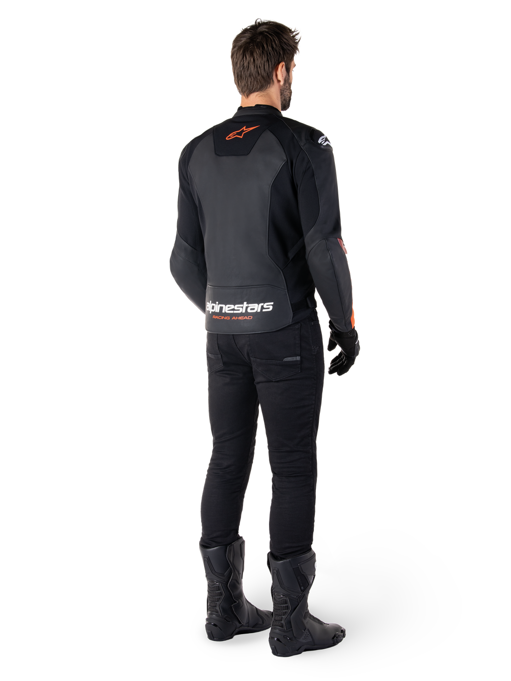 Alpinestars Faster V3 Lederjacke, Sport-Motorradjacke, Schwarz und Rot Fluo, Rückansicht getragen mit schwarzer Hose und schwarzen Stiefeln, mit „alpinestars RACING AHEAD“-Schriftzug am unteren Rücken und einem kleinen roten Stern-Logo, schlanke Lederkonstruktion in sportlicher Passform