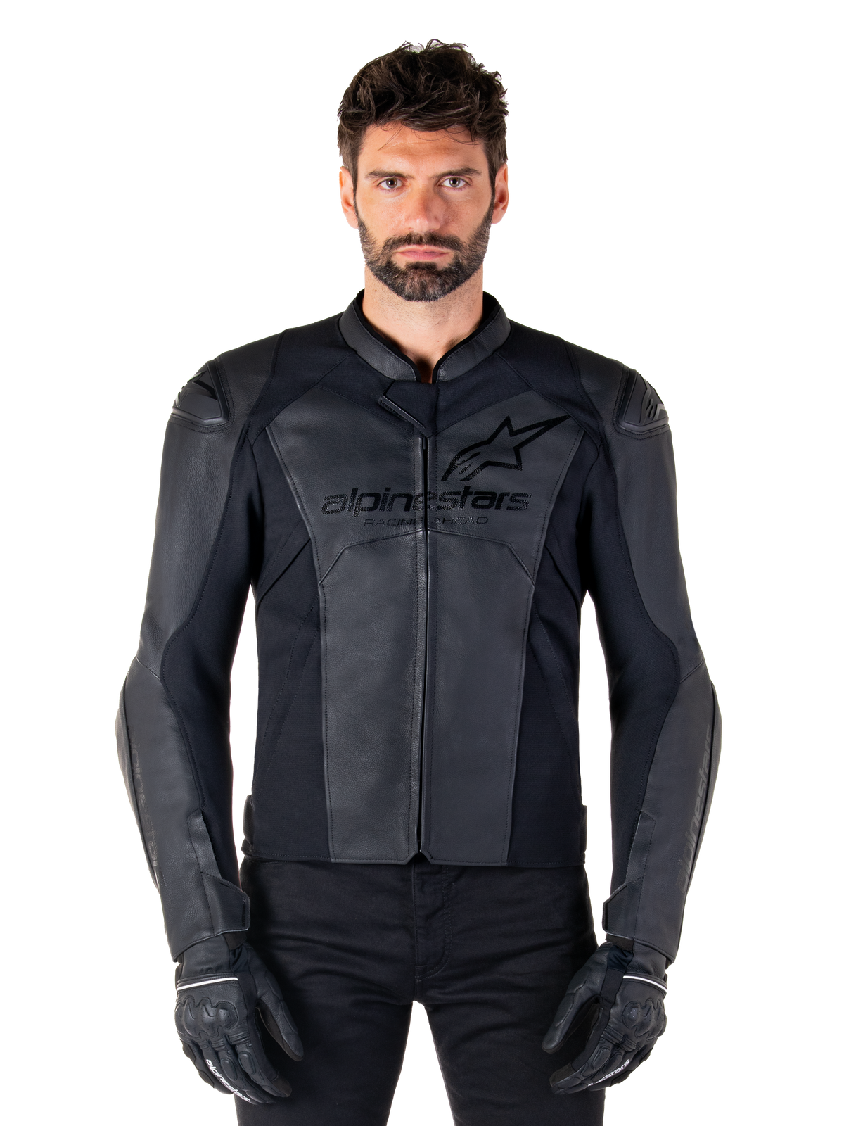 Alpinestars Faster V3 Lederjacke, schwarze Motorradjacke, Premium-Leder mit HRSF-Stretcheinsätzen, schlanke sportliche Passform, verstärkte Schultern mit Protektoren, getragen mit schwarzen Handschuhen, professionelle Ausrüstung für Straßenfahrten