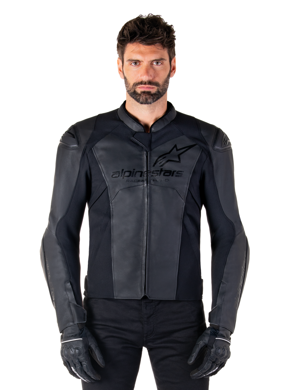 Alpinestars Faster V3 Lederjacke, schwarze Motorradjacke, Premium-Leder mit HRSF-Stretcheinsätzen, schlanke sportliche Passform, verstärkte Schultern mit Protektoren, getragen mit schwarzen Handschuhen, professionelle Ausrüstung für Straßenfahrten