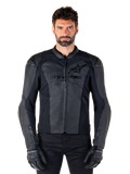 Alpinestars Faster V3 Lederjacke, schwarze Motorradjacke, Premium-Leder mit HRSF-Stretcheinsätzen, schlanke sportliche Passform, verstärkte Schultern mit Protektoren, getragen mit schwarzen Handschuhen, professionelle Ausrüstung für Straßenfahrten