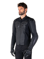 Alpinestars Faster V3 Lederjacke, Sport-Reitjacke, Schwarz Schwarz, getragen von einem männlichen Model mit schwarzer Hose und Handschuhen, Premium-Lederkonstruktion mit Stretcheinsätzen und DFS GP Lite Schulterprotektoren, elegante und moderne sportliche Silhouette