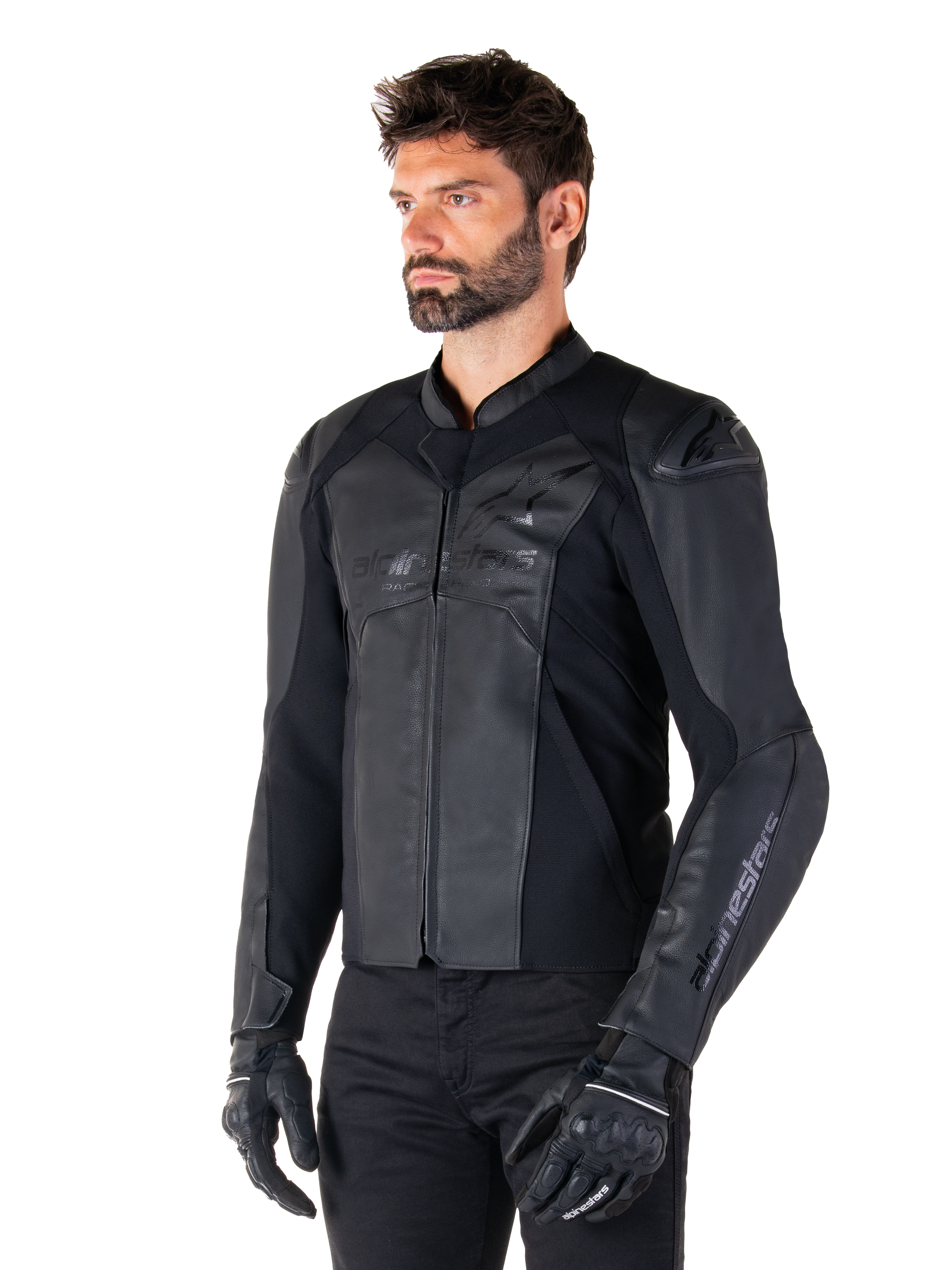 Alpinestars Faster V3 Lederjacke, Sport-Reitjacke, Schwarz Schwarz, getragen von einem männlichen Model mit schwarzer Hose und Handschuhen, Premium-Lederkonstruktion mit Stretcheinsätzen und DFS GP Lite Schulterprotektoren, elegante und moderne sportliche Silhouette