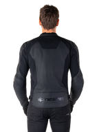 Rückansicht eines Mannes in der Alpinestars Faster V3 Lederjacke in Schwarz, mit hochwertigen Lederbahnen und flexiblen Stretcheinsätzen, dezentes „alpinestars“- und „RACING AHEAD“-Branding am unteren Rücken, sportliche Passform für Motorradfahrer