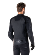 Alpinestars Faster V3 Lederjacke, Schwarz, Rückansicht eines Models in der Sport-Motorradjacke, mit 'alpinestars' und 'RACING AHEAD' Branding am unteren Rücken, erstklassiges Leder mit matten Einsätzen, moderne sportliche Silhouette für das Motorradfahren
