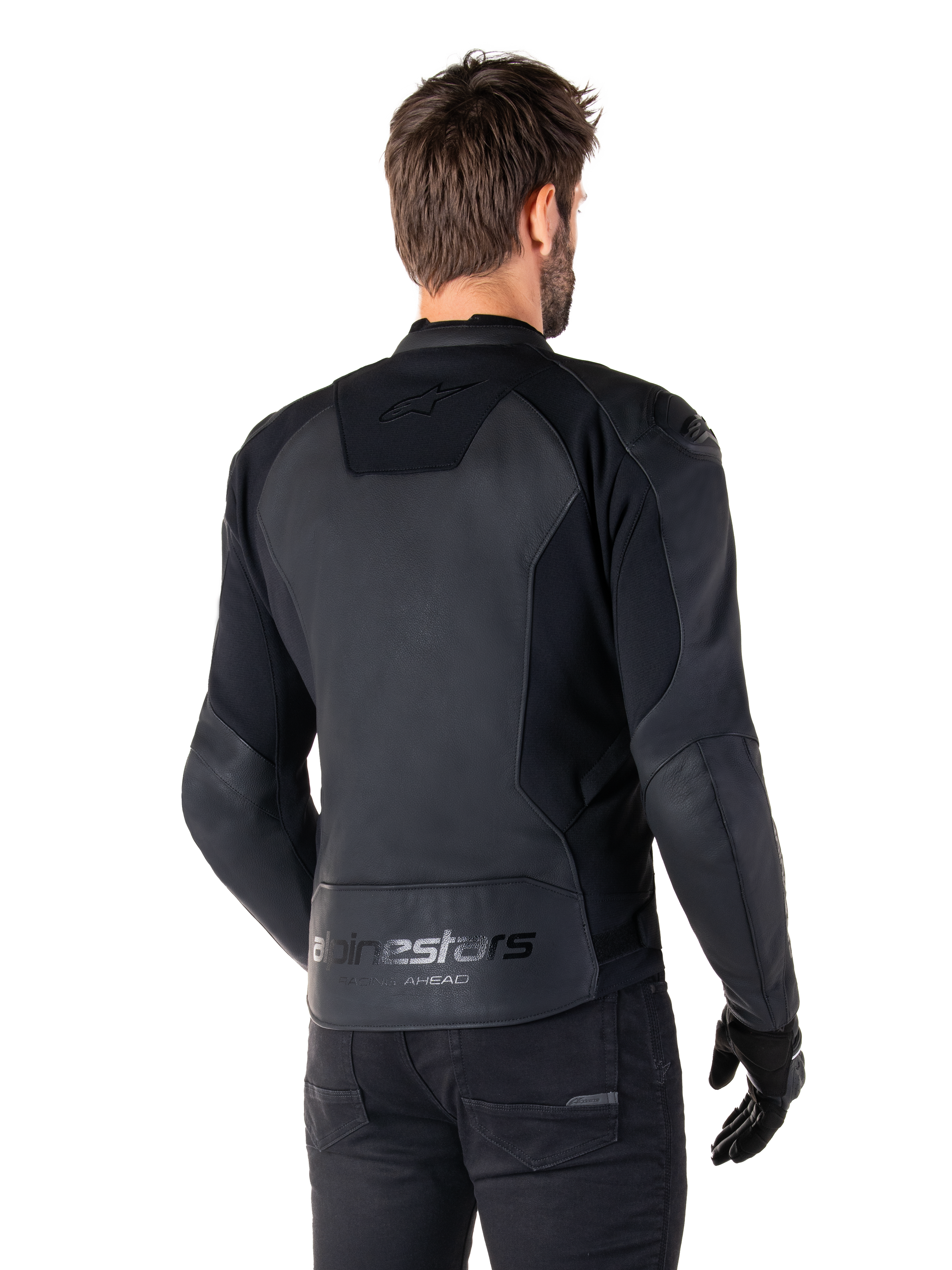 Alpinestars Faster V3 Lederjacke, Schwarz, Rückansicht eines Models in der Sport-Motorradjacke, mit 'alpinestars' und 'RACING AHEAD' Branding am unteren Rücken, erstklassiges Leder mit matten Einsätzen, moderne sportliche Silhouette für das Motorradfahren