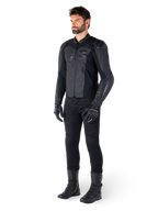 Alpinestars Faster V3 Lederjacke, Schwarz Schwarz, getragen mit schwarzer Hose, Handschuhen und Stiefeln, technische Lederkonstruktion mit HRSF-Stretch-Einsätzen, integrierten DFS GP Lite Schulterprotektoren und einer schlanken, vom Sport abgeleiteten Silhouette