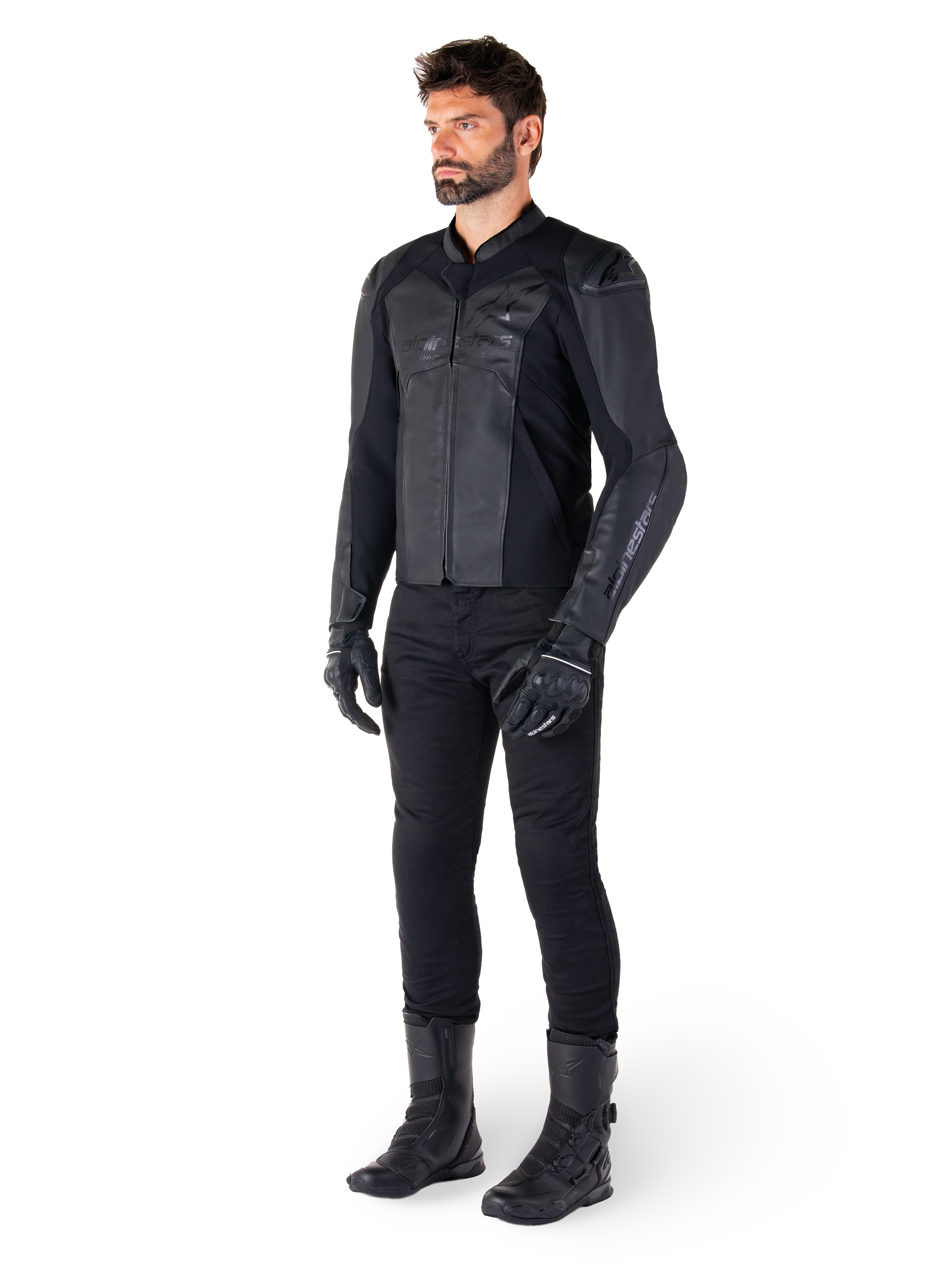 Alpinestars Faster V3 Lederjacke, Schwarz Schwarz, getragen mit schwarzer Hose, Handschuhen und Stiefeln, technische Lederkonstruktion mit HRSF-Stretch-Einsätzen, integrierten DFS GP Lite Schulterprotektoren und einer schlanken, vom Sport abgeleiteten Silhouette