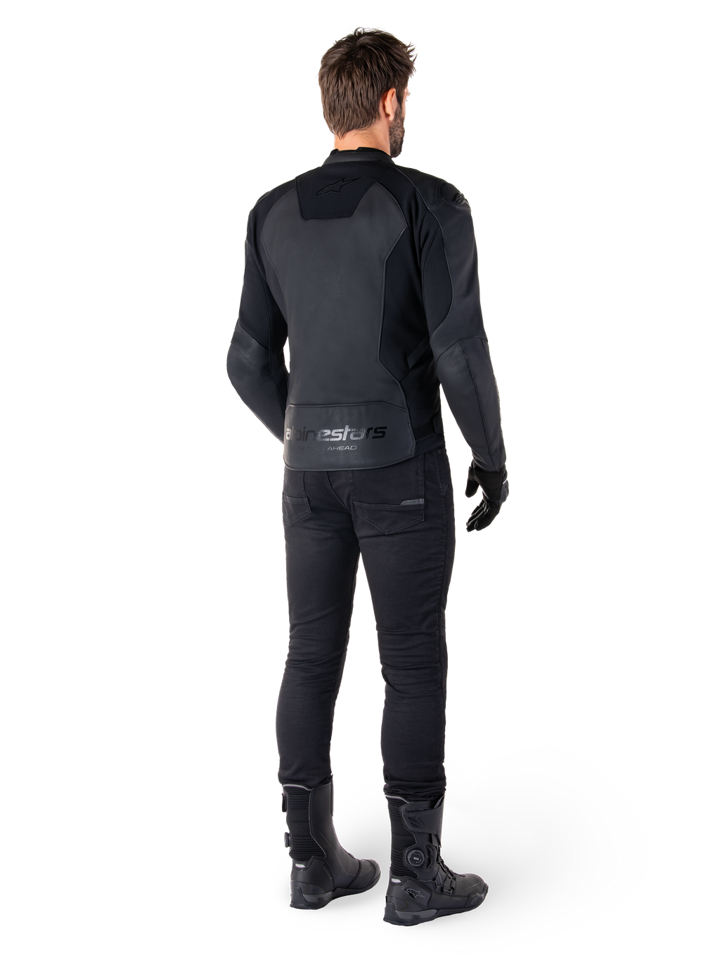Alpinestars Faster V3 Lederjacke, Schwarz Schwarz, Rückansicht eines Fahrers, mit hochwertigen Lederpaneelen und geprägtem Alpinestars-Branding, kombiniert mit schwarzer Motorradhose und Stiefeln für einen kompletten Sport-Motorrad-Look.