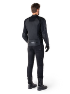 Alpinestars Faster V3 Lederjacke, Schwarz Schwarz, Rückansicht eines Fahrers, mit hochwertigen Lederpaneelen und geprägtem Alpinestars-Branding, kombiniert mit schwarzer Motorradhose und Stiefeln für einen kompletten Sport-Motorrad-Look.