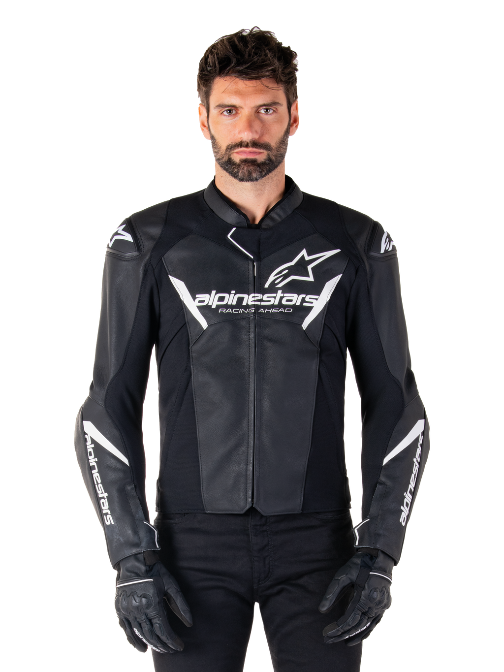 Alpinestars Faster V3 Lederjacke, schwarz-weiße Motorrad-Rennjacke, mit markanten weißen Logos und 'Racing Ahead'-Schriftzug auf der Brust, elegantes Lederdesign mit markanten Akzenten an den Ärmeln, getragen mit schwarzen Rennhandschuhen