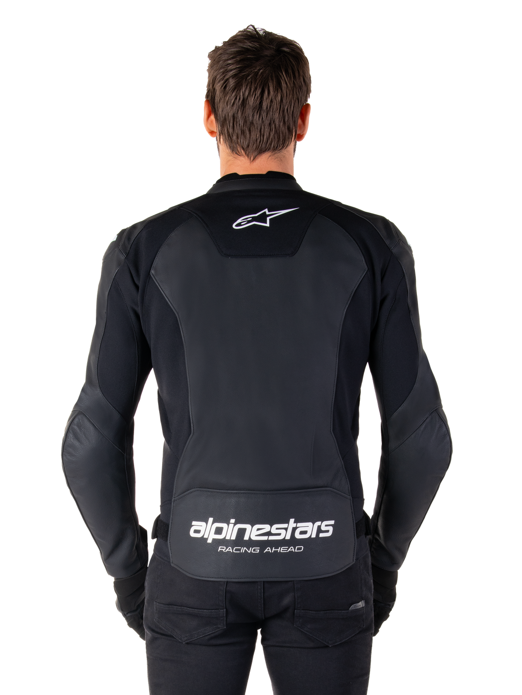 Alpinestars Faster V3 Lederjacke, Sport-Motorradjacke, Schwarz mit weißem Branding, Rückansicht von einem Model getragen, mit dem Alpinestars-Logo auf dem oberen Rücken und dem Schriftzug „RACING AHEAD“ auf dem unteren Rücken, hochwertige Lederkonstruktion mit ergonomischen Stretch-Einsätzen.