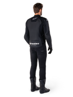 Alpinestars Faster V3 Lederjacke, Rückansicht, Schwarz und Weiß, mit „alpinestars RACING AHEAD“-Branding am unteren Rücken, getragen mit schwarzer Motorradhose und Stiefeln, sportlich inspirierte Motorrad-Lederjacke mit Stretcheinsätzen.