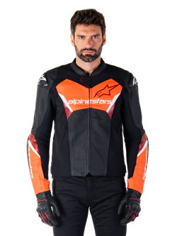Alpinestars Faster V3 Airflow Lederjacke, Motorradjacke, Schwarz und Rot Fluo, perforierte Lederkonstruktion mit weißen und roten Akzenten, getragen mit schwarzen Handschuhen, Performance-Straßenbekleidung
