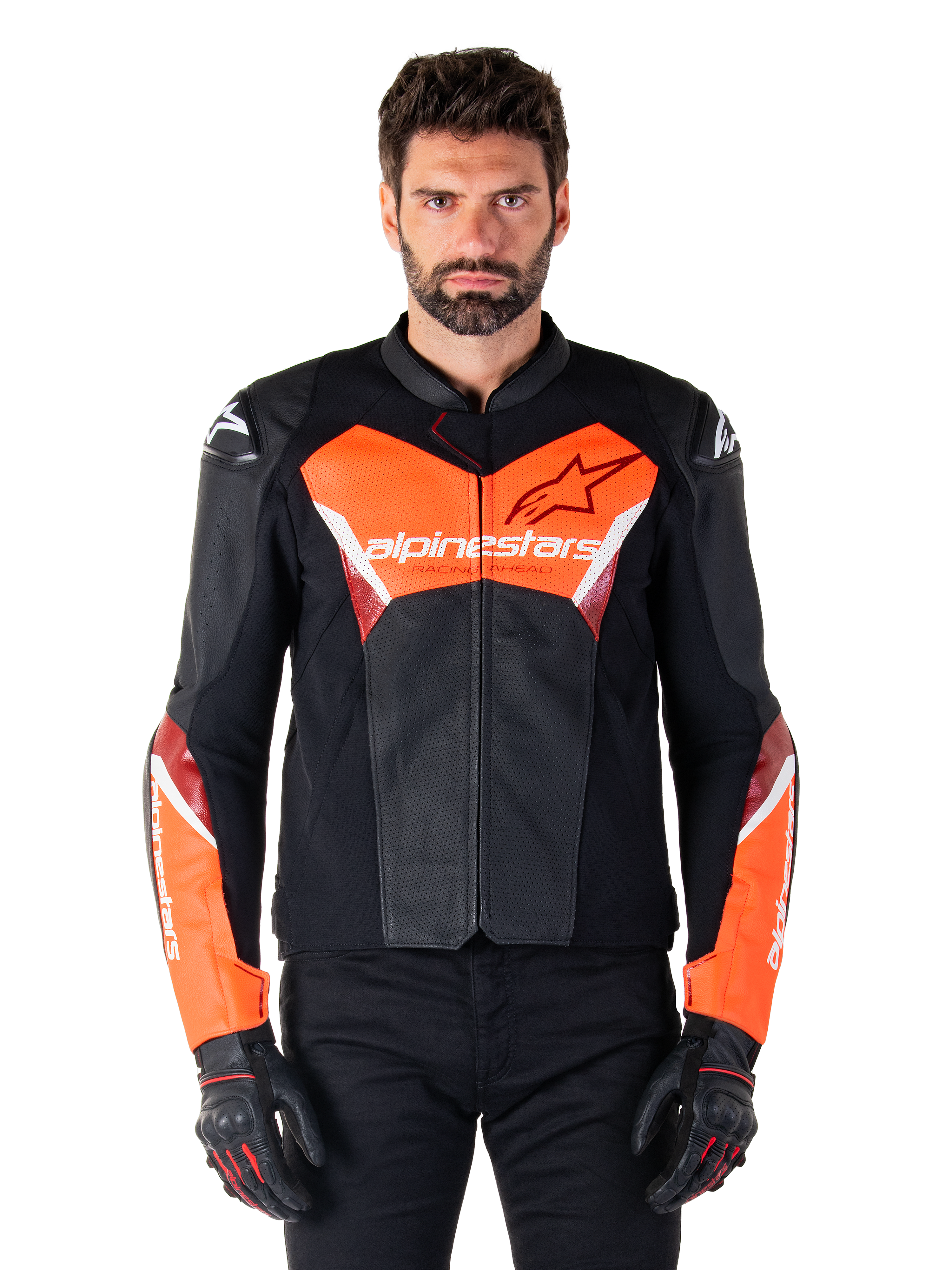 Blouson en cuir Alpinestars Faster V3 Airflow, blouson de moto de course, noir et rouge fluo, construction en cuir perforé avec des accents blancs et rouges, porté avec des gants noirs, équipement de performance pour la route