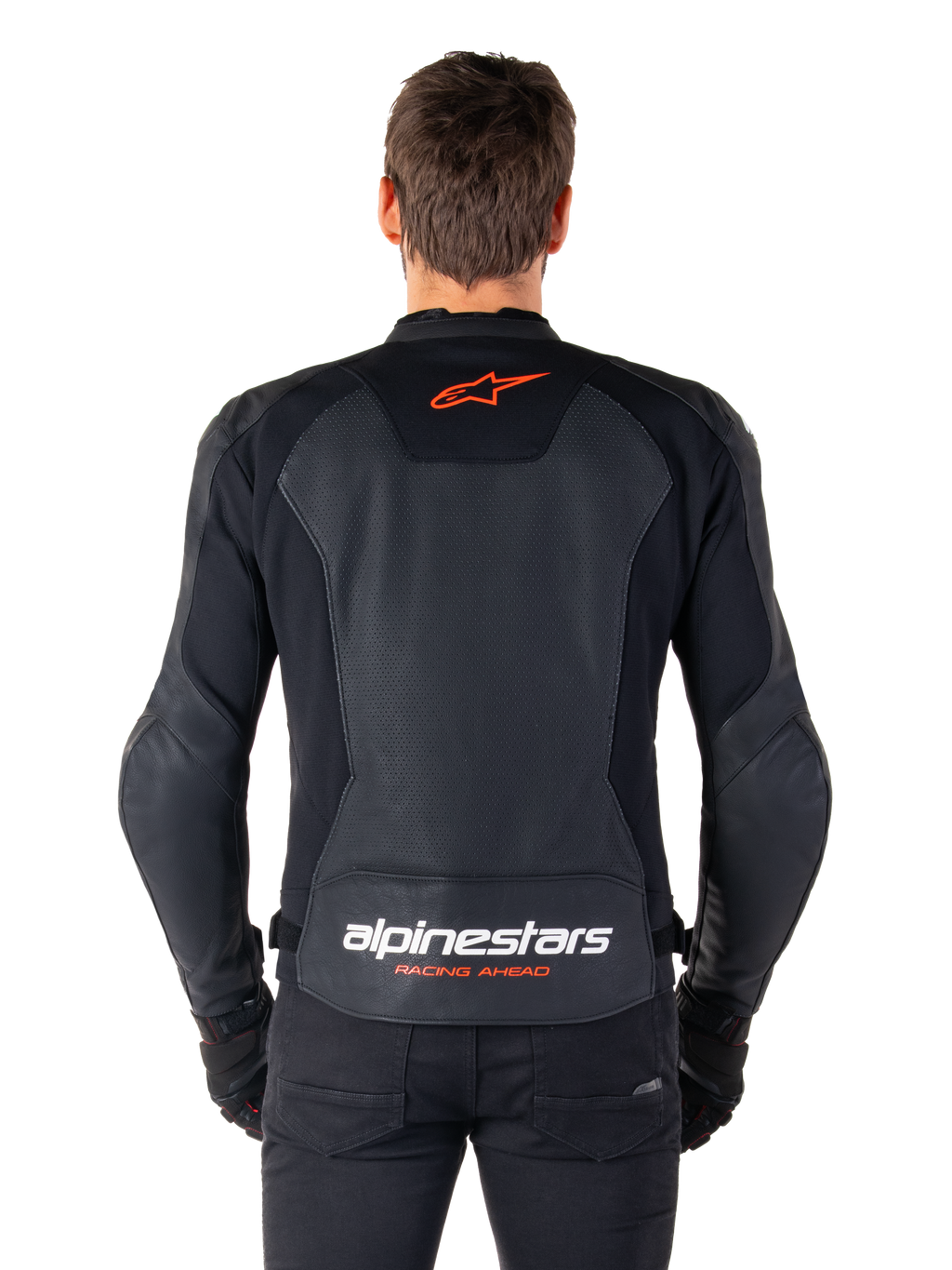 Veste en cuir Alpinestars Faster V3 Airflow, noire, vue arrière avec panneaux en cuir perforé pour la ventilation, logo étoile Alpinestars rouge et marquage blanc dans le bas du dos, portée avec un pantalon et des gants noirs.