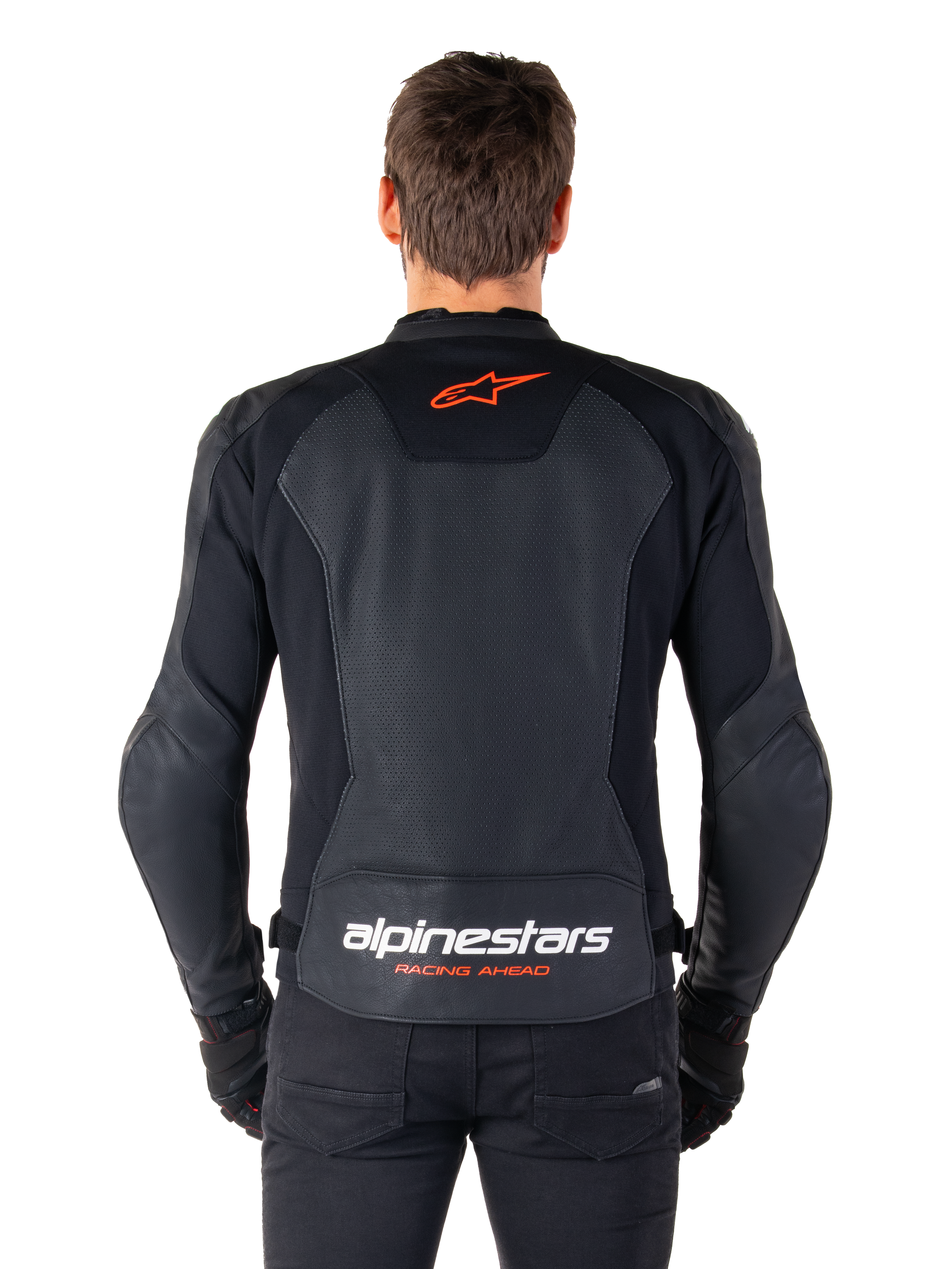 Veste en cuir Alpinestars Faster V3 Airflow, noire, vue arrière avec panneaux en cuir perforé pour la ventilation, logo étoile Alpinestars rouge et marquage blanc dans le bas du dos, portée avec un pantalon et des gants noirs.