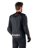 Veste en cuir Alpinestars Faster V3 Airflow, veste de moto sportive, noir et rouge fluo, vue de dos, avec panneaux en cuir perforé, logo Alpinestars rouge-orangé sur le haut du dos et marquage blanc sur le bas du dos, portée avec un pantalon et des gants noirs, style épuré dérivé de la course