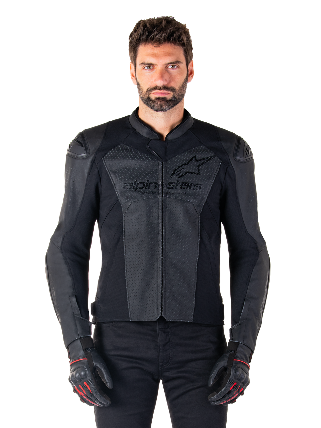 Homme portant la veste en cuir Alpinestars Faster V3 Airflow, veste de moto noire avec empiècements en cuir perforé, logo Alpinestars sur la poitrine, associée à des gants de moto noirs, vue de face en studio