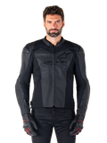 Homme portant la veste en cuir Alpinestars Faster V3 Airflow, veste de moto noire avec empiècements en cuir perforé, logo Alpinestars sur la poitrine, associée à des gants de moto noirs, vue de face en studio