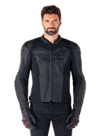 Homme portant la veste en cuir Alpinestars Faster V3 Airflow, veste de moto noire avec empiècements en cuir perforé, logo Alpinestars sur la poitrine, associée à des gants de moto noirs, vue de face en studio