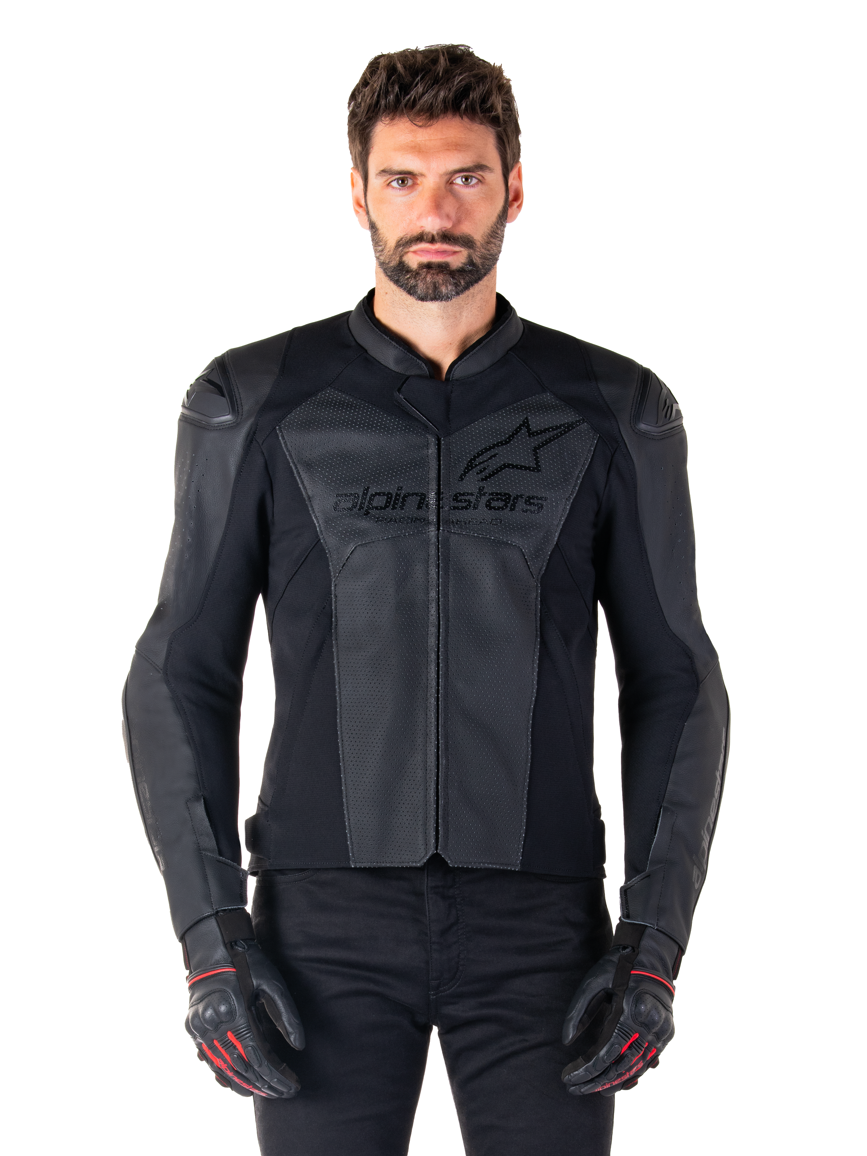 Homme portant la veste en cuir Alpinestars Faster V3 Airflow, veste de moto noire avec empiècements en cuir perforé, logo Alpinestars sur la poitrine, associée à des gants de moto noirs, vue de face en studio