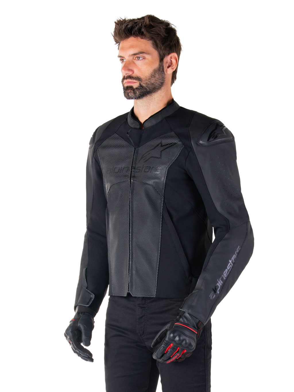 Mannequin portant la veste en cuir Alpinestars Faster V3 Airflow en noir, veste de moto de sport avec cuir perforé et panneaux extensibles, associée à un pantalon noir et des gants noirs avec des accents rouges, style épuré dérivé de la course.