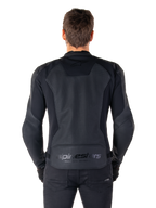 Veste en cuir Alpinestars Faster V3 Airflow, vue arrière sur mannequin, noir, dotée d'un panneau arrière en cuir perforé pour la circulation de l'air, d'un marquage discret et d'une coupe sport ergonomique