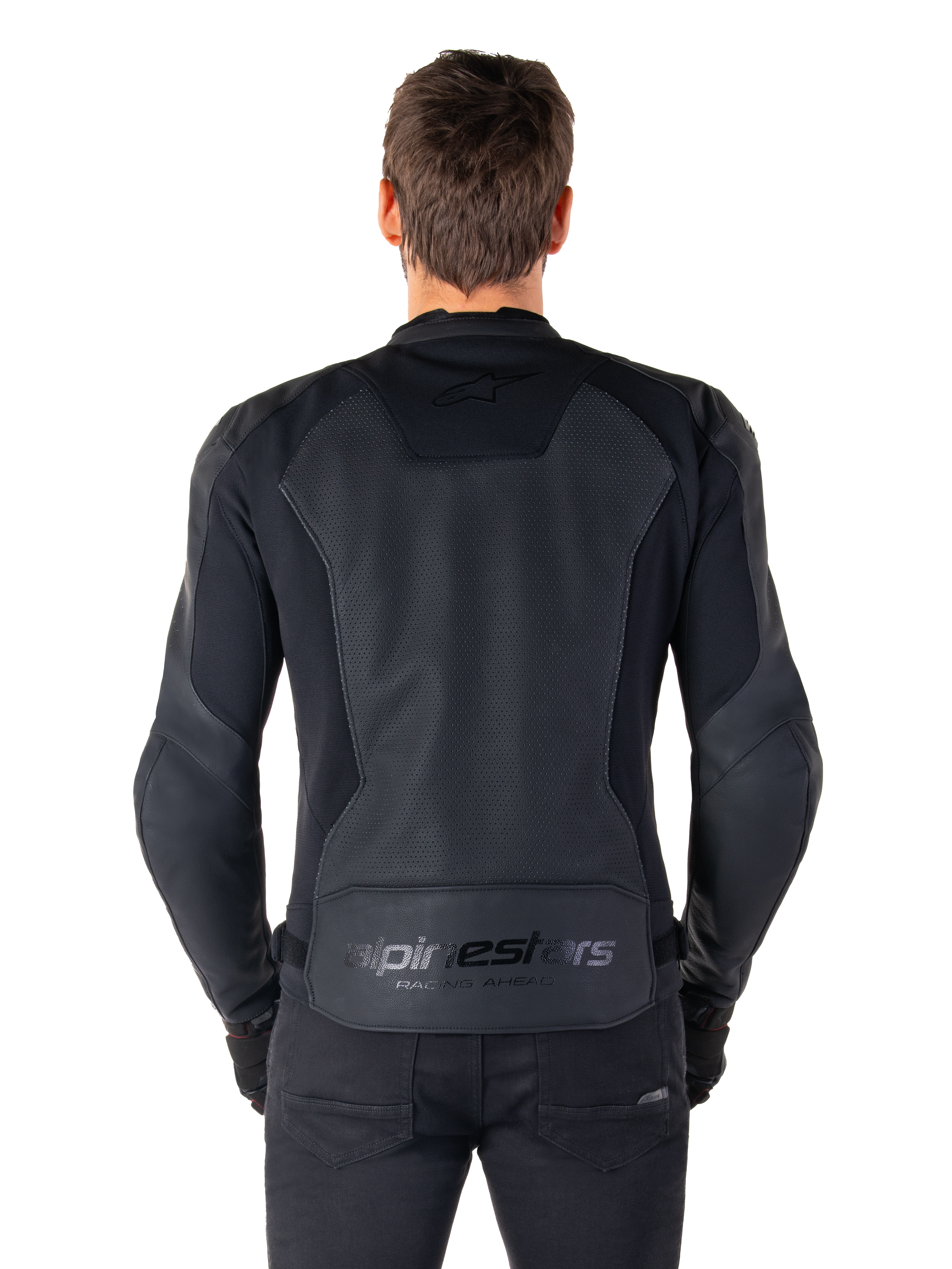 Veste en cuir Alpinestars Faster V3 Airflow, vue arrière sur mannequin, noir, dotée d'un panneau arrière en cuir perforé pour la circulation de l'air, d'un marquage discret et d'une coupe sport ergonomique