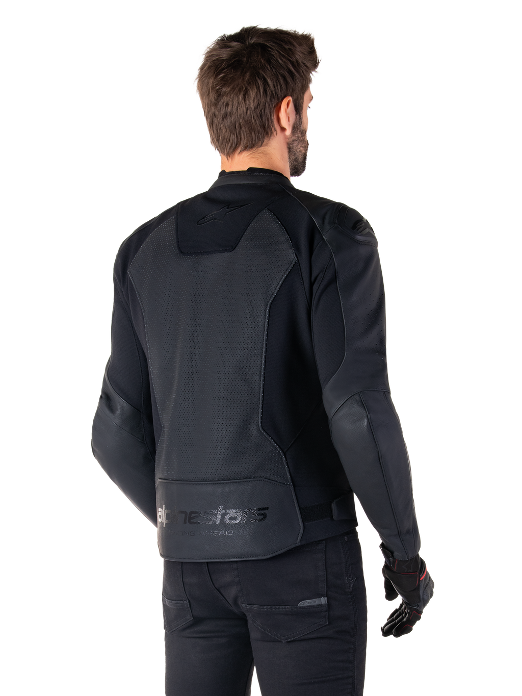 Alpinestars Faster V3 Airflow Leather Jacket, Noir, vue arrière d'un homme portant une veste de moto sportive en cuir, dotée de panneaux arrière perforés, d'empiècements extensibles et du marquage Alpinestars sur l'ourlet inférieur, associée à un pantalon et des gants noirs