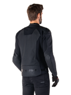 Alpinestars Faster V3 Airflow Leather Jacket, Noir, vue arrière d'un homme portant une veste de moto sportive en cuir, dotée de panneaux arrière perforés, d'empiècements extensibles et du marquage Alpinestars sur l'ourlet inférieur, associée à un pantalon et des gants noirs
