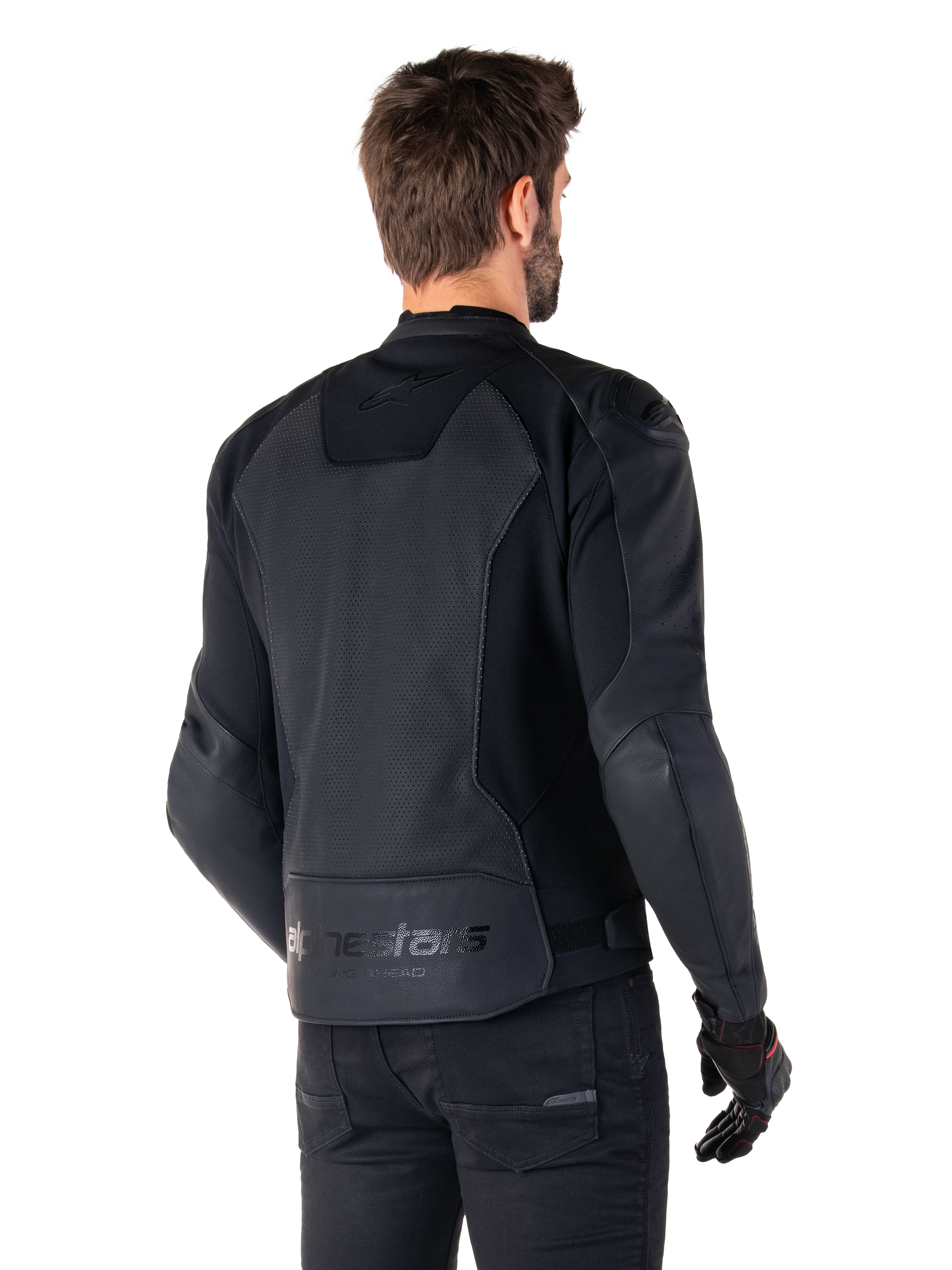 Alpinestars Faster V3 Airflow Leather Jacket, Noir, vue arrière d'un homme portant une veste de moto sportive en cuir, dotée de panneaux arrière perforés, d'empiècements extensibles et du marquage Alpinestars sur l'ourlet inférieur, associée à un pantalon et des gants noirs
