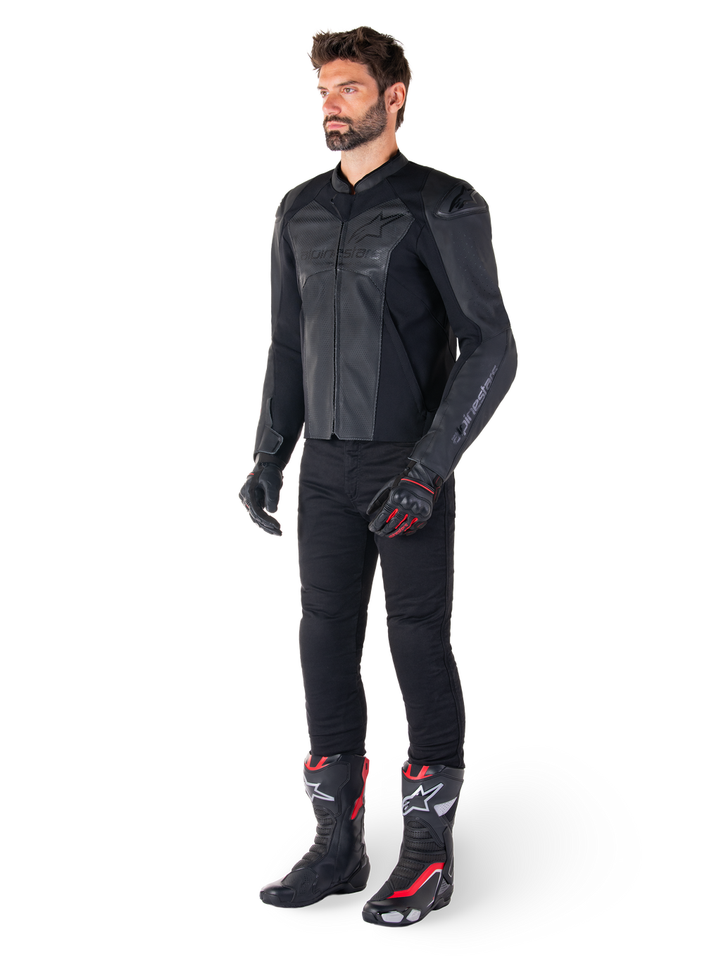 Homme portant la veste en cuir Alpinestars Faster V3 Airflow en Noir Noir, associée à un pantalon noir, des gants de moto noirs et rouges, et des bottes de course noires avec des accents rouges et blancs, équipement de conduite sportive complet